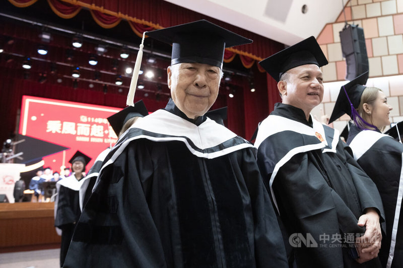 年逾90歲的氣象主播李富城(前左)於民國113年重返校園,就讀世新大學傳播管理系碩士在職專班。經過2年的努力,30日晚間在世新大學畢業典禮中,以畢業生身分出席,成為終身學習的典範。中央社記者趙世勳攝 115年5月30日
