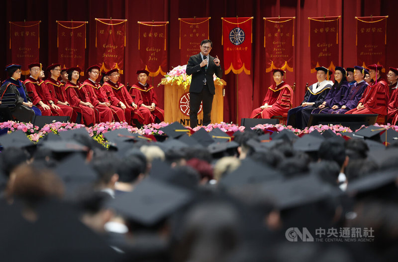 台灣師範大學30日在和平校區舉辦畢業典禮,歡送4573名畢業生,和碩聯合科技董事長童子賢應邀演講,提醒青年學子世界不像學校考試,從來沒有標準答案,題目更需要自己定義。中央社記者張新偉攝 115年5月30日