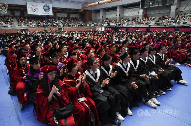 台灣師範大學30日在和平校區舉辦畢業典禮,台師大今年畢業生共有4573人,包括學士班2527人、碩士班1858人、博士班188人,一早先由教師帶領畢業生們做最後的校園巡禮,最後匯集在體育館內。中央社記者張新偉攝 115年5月30日