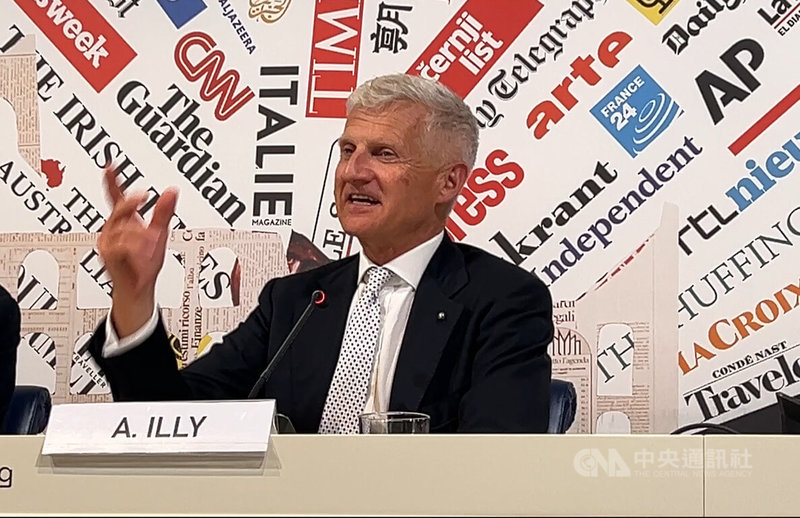 義大利Illy咖啡董事長安德烈亞伊利（Andrea Illy）向中央社等外媒說明經營理念，強調落實永續才能確保咖啡品質。中央社記者黃雅詩羅馬攝 115年5月30日