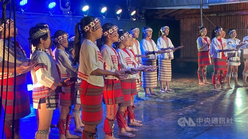 115年宜蘭大南澳地區學校藝文成果展29日晚間在南澳鄉金洋國小舉行,碧候國小藝術團隊現場演出泰雅傳統歌謠,獲得熱烈掌聲。 中央社記者黃旭昇攝 115年5月30日
