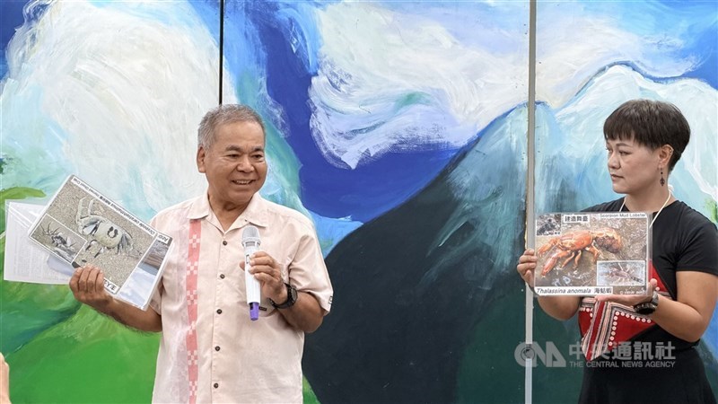 畫展「來自沖繩石垣島的傳說」29日在宜蘭蘇澳蓬萊國小揭幕,日本石垣島「網張自然環境保護協會」共同代表島村賢正(左)親自到場,與學童分享當地名藏河河口紅樹林及潮間帶濕地生態。右為宜蘭縣原住民族教育資源中心召集人伊布.達給斯比萊央。 中央社記者黃旭昇攝 115年5月30日