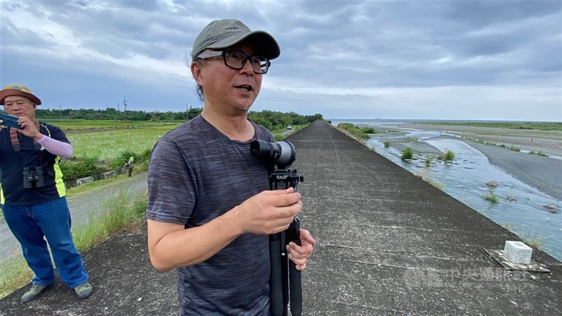 日本沖繩石垣島「網張(Ampal)自然環境保護協會」訪問團29日參訪宜蘭,台灣偏鄉生態物種保護暨復育協會秘書長胡澤文(中)率訪團成員觀察河口小燕鷗繁殖、育雛以及指標性物種保護狀況。 中央社記者黃旭昇攝 115年5月30日