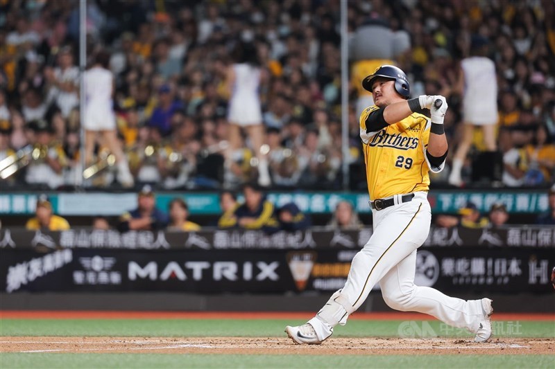 中職中信兄弟30日球員異動，總教練平野惠一表示，野手陳俊秀（圖）自評連續幾天無法出賽、下二軍調整。（中央社檔案照片）