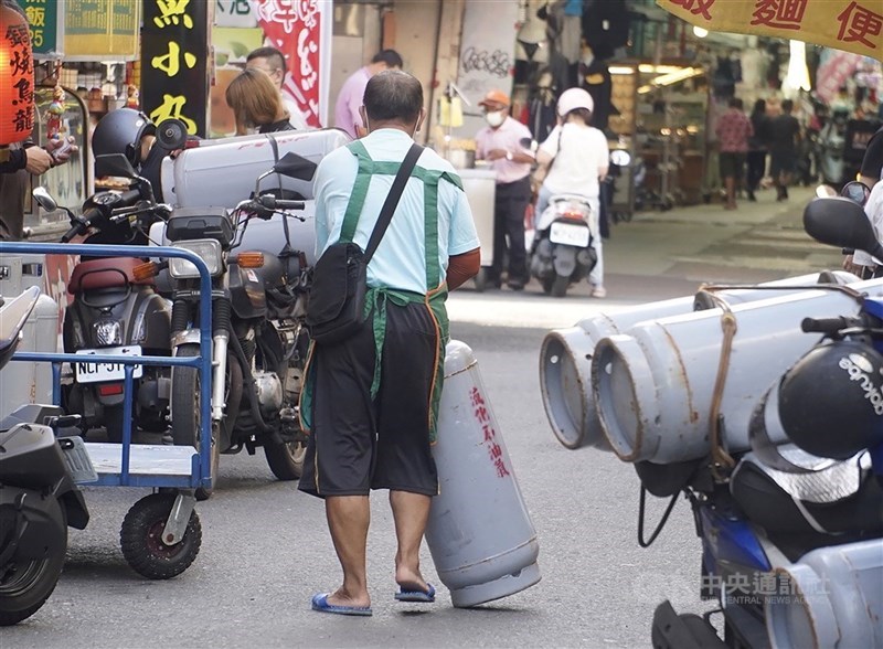 圖為桶裝瓦斯業者送瓦斯到店家。（中央社檔案照片）