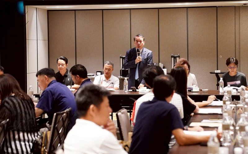 中華民國大專院校體育總會30日召開第11屆第2次理、監事會議，會中研議成立「全球大學運動發展基金」，以促進全球大學體育交流為目標，大專體總會長邱炳坤（後中）盼替台灣大專體育注入更多創新思維與發展動能。（大專體總提供）中央社記者陳容琛傳真　115年5月30日