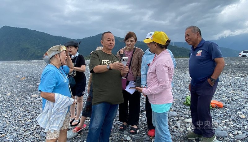 日本沖繩石垣島「網張自然環境保護協會」訪問團29日參訪宜蘭縣南澳鄉,台灣偏鄉生態物種保護暨復育協會理事長葉武訓(前左2)親自帶領訪團走訪了解保育類小燕鷗棲地與繁殖狀況等。中央社記者黃旭昇攝 115年5月30日
