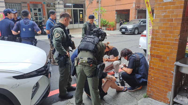 陳姓男子及王姓女子情侶檔以台南市安南區住處為據點販毒，利用自小客車送毒到台南及高雄，28日在台南市中西區被逮送辦。（台南市警局提供）中央社記者張榮祥台南傳真  115年5月30日