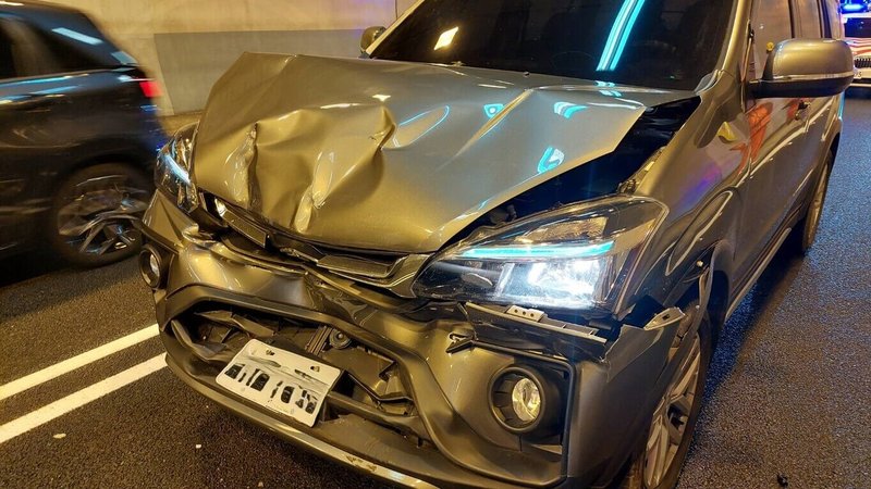 國道5號南下雪山隧道30日發生3車連環追撞車禍，無人受傷。肇事廖姓男子涉嫌酒後開車釀禍，警方訊後依公共危險罪嫌送辦。（國道警方提供）中央社記者沈如峰宜蘭縣傳真  115年5月30日