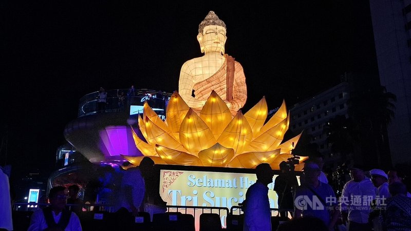 雅加達地方政府與2大佛教團體代表28日至下個月1日在市中心舉辦衛塞節慶典，於廣場中央設置1尊高約6公尺的巨型佛像燈飾，作為本次節慶的核心象徵。中央社記者羅薇佳雅加達攝　115年5月30日