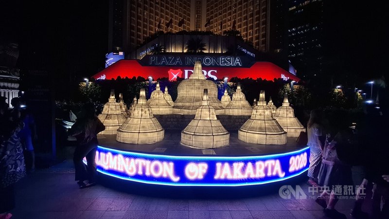 雅加達地方政府與2大佛教團體代表28日至下個月1日在市中心舉辦衛塞節慶典，現場設置世界遺產婆羅浮屠寺廟的造型燈飾。中央社記者羅薇佳雅加達攝　115年5月30日