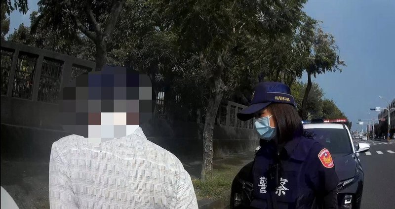 74歲顏姓男子由於毒品案被台灣台南地方檢察署通緝，29日毒駕途經台南市南區時又違規逆向行駛而被攔查逮捕送辦。（台南市警局提供）中央社記者張榮祥傳真 115年5月30日