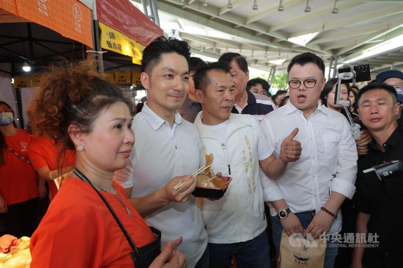 圖為台北市長蔣萬安（左2）16日出席台北傳統市場節開幕活動逛攤。（中央社檔案照片）