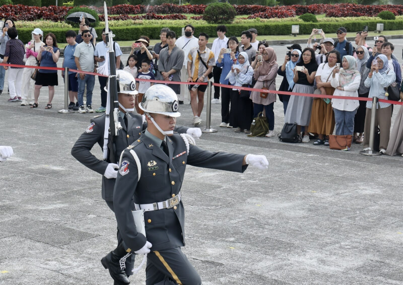 圖為中正紀念堂國軍儀隊禮兵巡查及訓練展示，吸引民眾駐足欣賞。（中央社檔案照片）