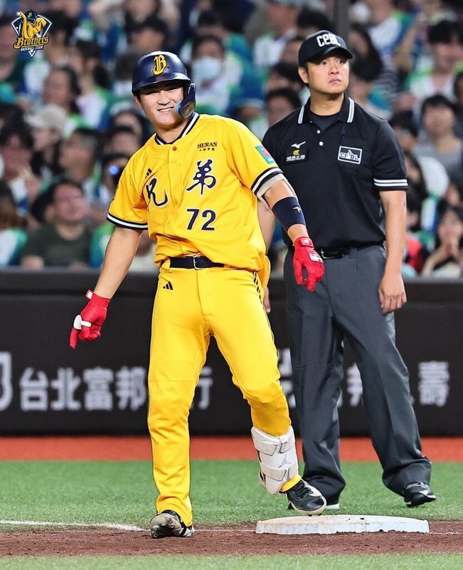 中華職棒中信兄弟隊30日例行賽讓21歲捕手陳九登（左）先發蹲捕與投手鄭浩均搭配，兩人有一定默契，彼此互相信任並率隊搶勝。打擊方面，陳九登也順利敲出中職生涯首打點。（中信兄弟提供）中央社記者謝靜雯傳真　115年5月30日