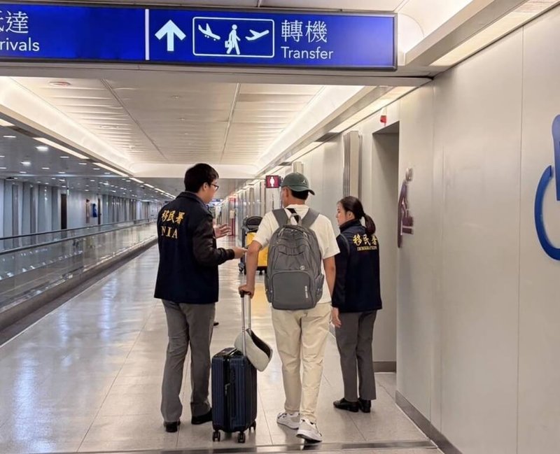 移民署國境事務大隊查獲一名中東籍男子（白衣）持變造護照，企圖在桃園國際機場轉機偷渡到歐洲，隨即依法將他遣返回原搭機地。（國境事務大隊提供）中央社記者葉臻傳真　115年5月30日