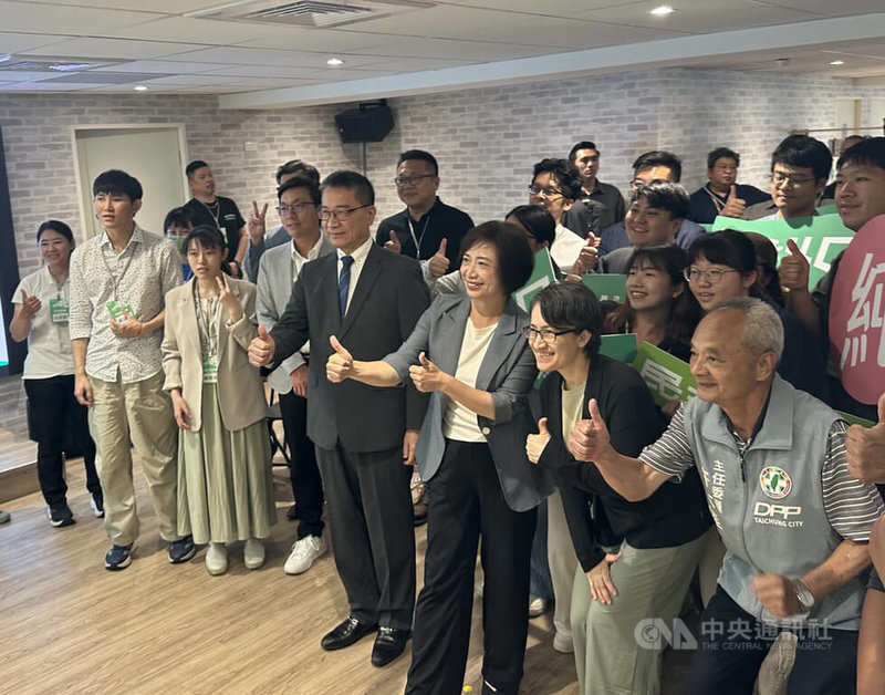 副總統蕭美琴(前右2)、民進黨秘書長徐國勇(前右4)與黨籍台中市長參選人何欣純(前右3)30日在台中出席民進黨創黨40週年紀念系列活動青年座談會,和與會眾人開心合影。中央社記者趙麗妍攝 115年5月30日
