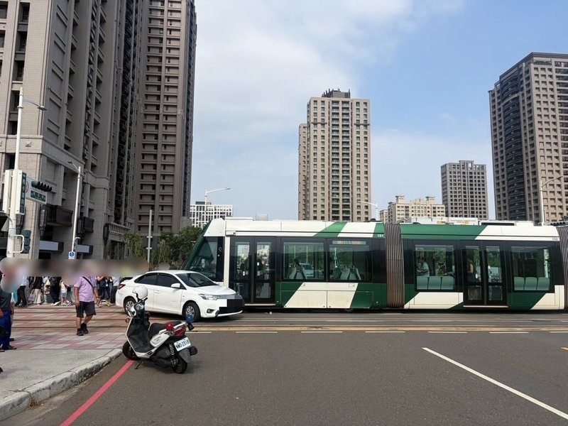 64歲蔡姓汽車駕駛31日沿高雄市鼓山區青海路由東往西方向行駛，行經馬卡道路時因闖紅燈與輕軌發生碰撞，蔡姓駕駛身體不適、意識清楚，經救護人員檢視無明顯外傷後送醫檢查。（高雄市政府警察局鼓山分局提供）中央社記者張已亷傳真　115年5月31日