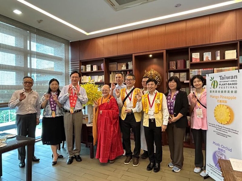 駐新加坡代表處結合農業部、台農發公司及米其林綠星餐廳陽明春天、新加坡佛光山等團體舉辦「台灣國際蔬食美食節」。駐新加坡代表童振源（左3）出席活動。（駐新加坡代表處提供）中央社記者吳昇鴻新加坡傳真　115年5月31日