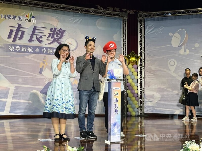 台北市長蔣萬安(中)31日出席「台北市公私立高級中學114學年度畢業生市長獎頒獎典禮」,與獲獎學生合影留念。台北市教育局說明,共計774名學生獲獎。中央社記者楊淑閔攝 115年5月31日