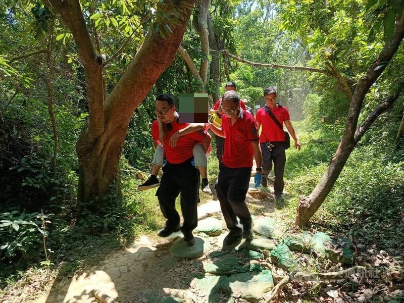 近日持續高溫炎熱，嘉義市消防局上週接獲1起熱傷害救護（圖），衛生局提醒民眾規律補水、做好個人防護，儘量減少非必要戶外活動，避免長時間曝曬，三高慢性病族群更要提高警覺。　（取自嘉義市消防局臉書）　中央社記者姜宜菁傳真　115年5月31日