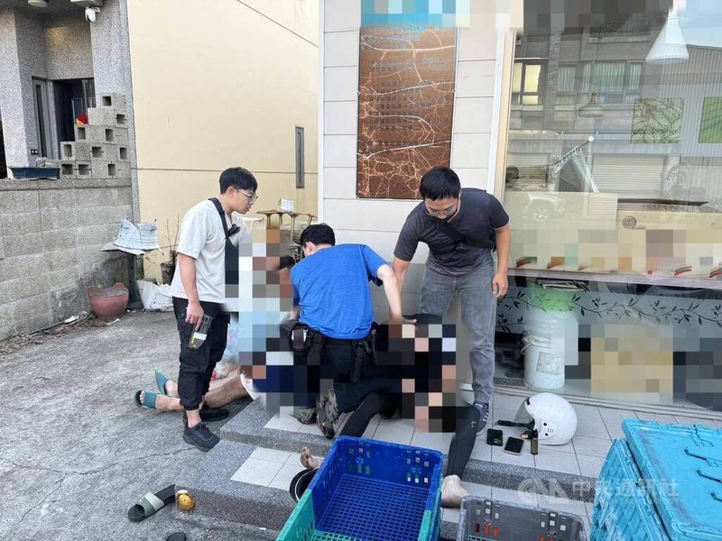 台中警方30日接獲某便利商店疑有詐團車手提款情資，經鎖定涉案人騎乘機車，循線將涉案2名越南籍逾期居留移工逮捕到案，警詢後依法送辦。（翻攝照片）中央社記者蘇木春傳真　115年5月31日