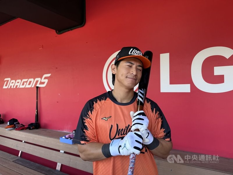 中職統一7-ELEVEn獅隊陳傑憲（圖）31日比賽與球棒「互動」，陳傑憲坦言有壓力加上運氣不好才有情緒釋放，也知道摔球棒不適合，也笑說有跟球棒道歉。中央社記者謝靜雯攝 115年5月31日