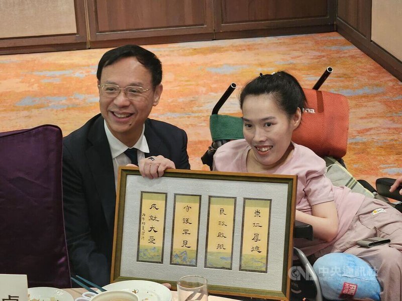 台灣病友聯盟31日舉行10週年感恩餐會，衛福部長石崇良（左）出席餐會，與脊髓性肌肉萎縮症（SMA）病友李怡潔（右）合影，盼健保會增列病友正式委員，落實病人參與。中央社記者陳婕翎攝　115年5月31日