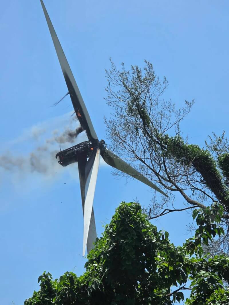 台電公司麥寮風場1機組31日中午約12時突然起火，消防隊立即趕赴現場戒備；台電公司表示，疑因零件過熱燒損，目前現場已無持續延燒狀況。  （雲林縣消防局提供）　中央社記者姜宜菁傳真　115年5月31日