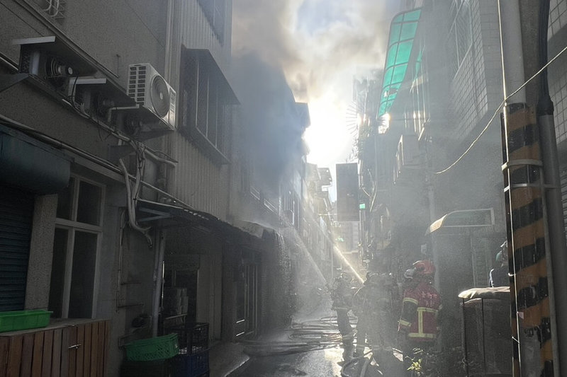 台南市北區海安路三段一家餐廳31日下午發生火警，一樓有煙冒出，消防局動員前往出水灌救。（讀者提供）中央社記者楊思瑞台南傳真　115年5月31日