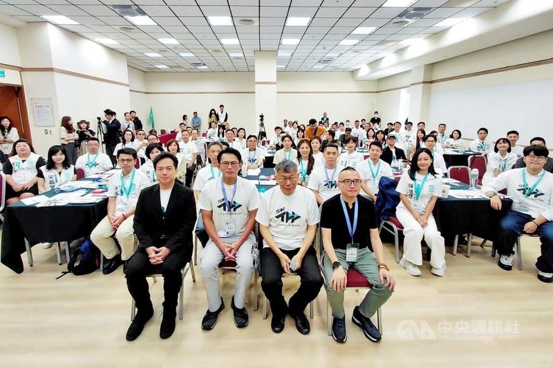 民眾黨一連2天在桃園市龍潭區舉行2026黨公職共識營，民眾黨主席黃國昌（前排左2）、前台灣民眾黨主席柯文哲（前排右2）都親自出席。中央社記者吳睿騏桃園攝　115年5月31日