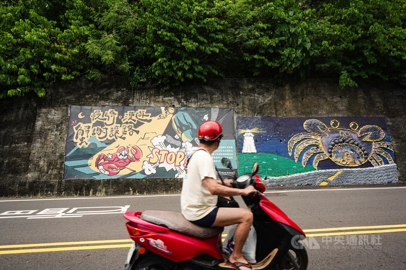 每年5至9月是小琉球陸蟹釋幼期，島上設置「慢騎、漫遊、蟹謝讓路」標語，提醒用路人減速慢行降「路殺」。中央社記者黃郁菁攝 115年5月31日