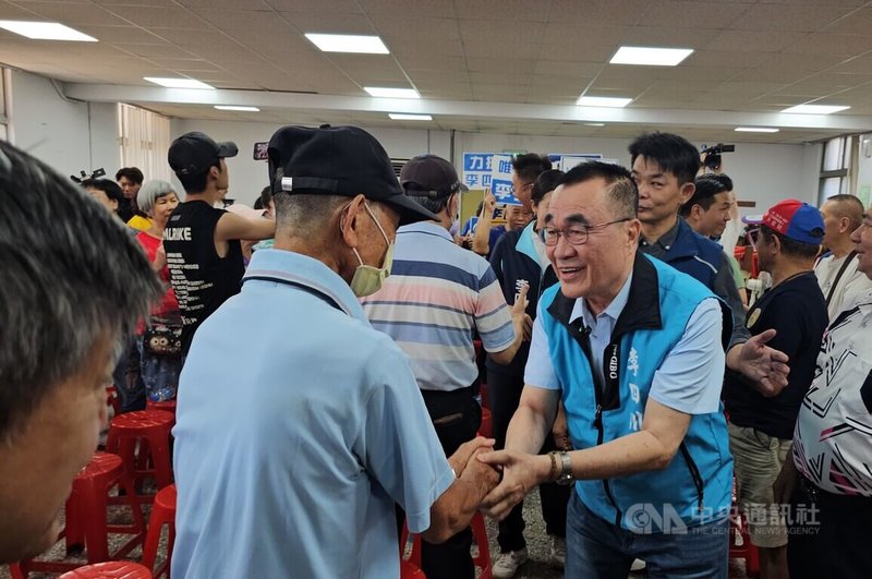 國民黨新北市長參選人李四川(右)至樹林區參加國民黨樹鶯區鄉親及基層幹部座談會,現場凍蒜聲不斷,氣氛熱烈。中央社記者王鴻國攝 115年5月31日