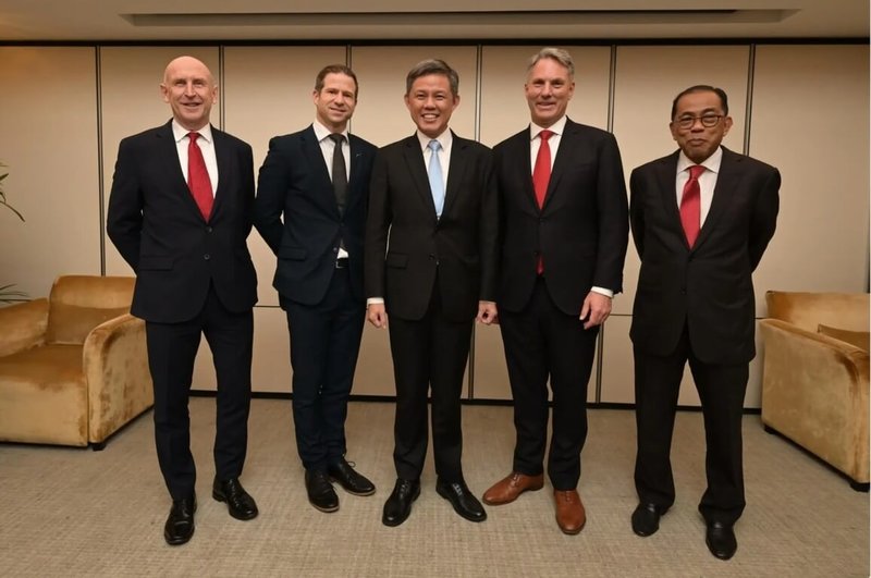 新加坡國防部長陳振聲（中）31日主持「五國聯防協議」（FPDA）早餐會，澳洲、紐西蘭、馬來西亞、英國國防官員出席。（新加坡國防部提供）中央社記者吳昇鴻新加坡傳真 115年5月31日
