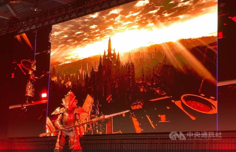 Phil是瑞士蘇黎世州的公務員。他笑稱，自己在辦公室裡的形象是書呆子。一旦投入扮裝，便進入一個魔幻世界，變成另一個人。這次比賽他雖未獲獎，但首次上台以滿足他參加的心情。中央社記者郭芳君巴塞爾攝 115年5月31日