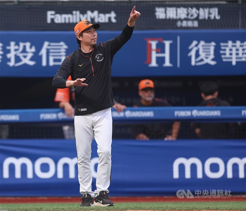 中職統一7-ELEVEn獅隊近期戰績不理想，總教練林岳平（圖）賽前也緊盯打擊練習，提到獅隊目前已被完封8場，有攻勢就是缺適時一擊。（中央社檔案照片）