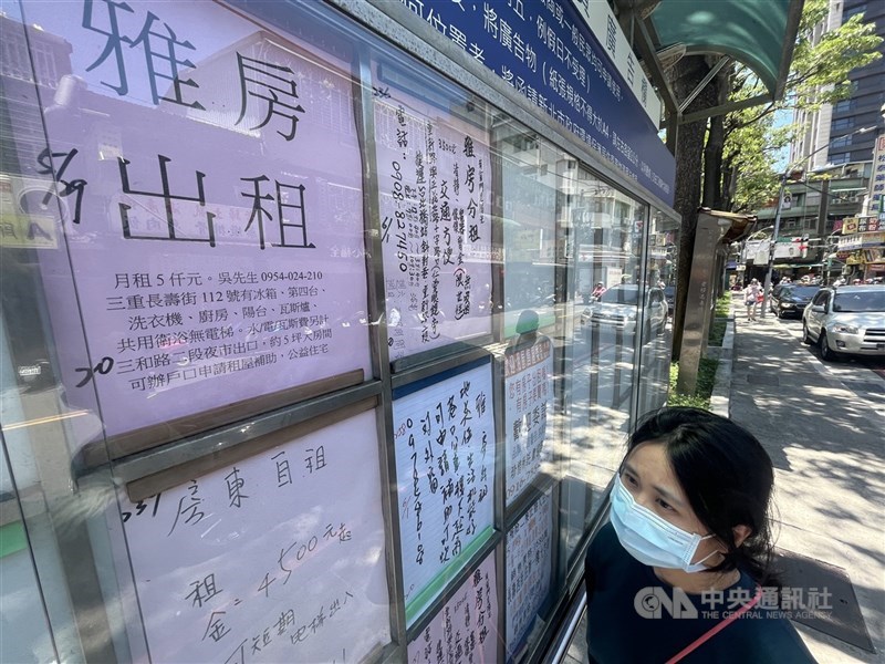 圖為民眾觀看房屋招租資訊。（中央社檔案照片）