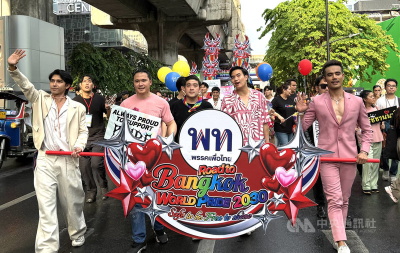 曼谷同志驕傲節今年以「驕傲地修補世界」為主題，31日展開同志大遊行，吸引人權組織與企業團體參與，氣氛熱烈。中央社記者李宗憲曼谷攝　115年5月31日