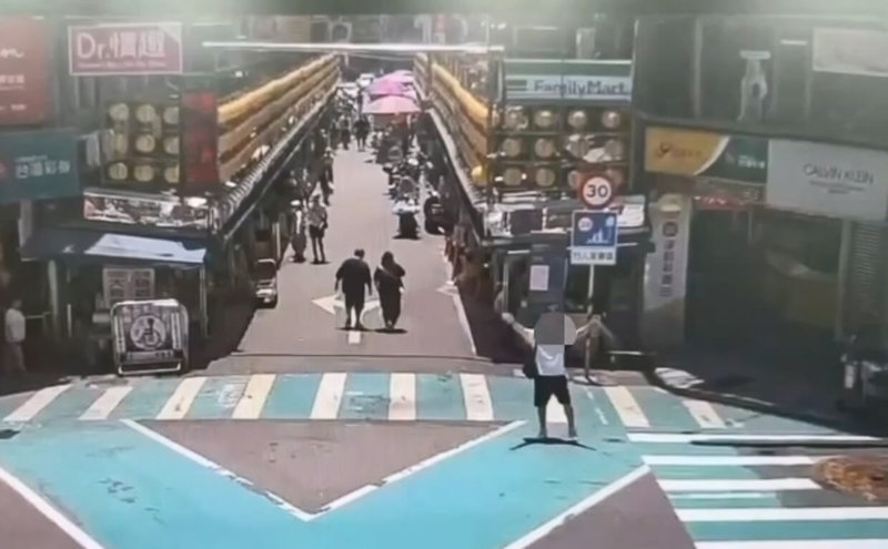 25歲羅姓男子（前右）31日上午在基隆廟口商圈沿路噴灑辣椒水，造成路人咳嗽流淚；羅男到案後坦承酒後與友人嬉鬧，警方詢後移請法院裁罰。（讀者提供）中央社記者王朝鈺傳真　115年5月31日
