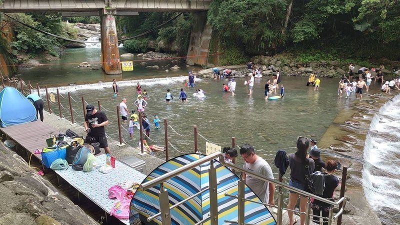 桃園市復興區小烏來「宇內溪戲水區」將於6月6日至9月28日開放，桃園市政府風景區管理處表示，期間的6月及9月，只在例假日、休假日及國定假日開放；7、8月除週二公休外，其餘平、假日都開放，時間都是從上午9時到下午4時。（桃園市政府風景區管理處提供）中央社記者吳睿騏桃園傳真　115年5月31日