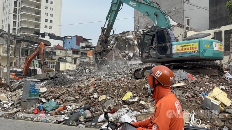 近月以來的河內市彷彿成為大型建築工地,數十處工地同時出現。這座城市正以閃電般的速度推進都市更新,卻也引發民怨與熱議。中央社記者曾婷瑄河內攝 115年5月31日