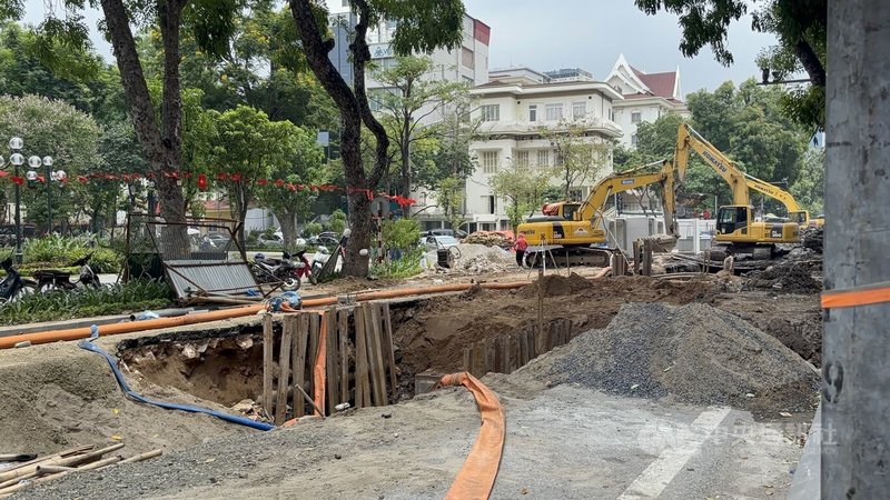 河內有許多湖,每逢大雨,淹水便是民眾重大議題。政府近日在市中心街道多處挖地施工,盼趕在雨季來臨前升級地下管道,解決內澇問題。中央社記者曾婷瑄河內攝 115年5月31日