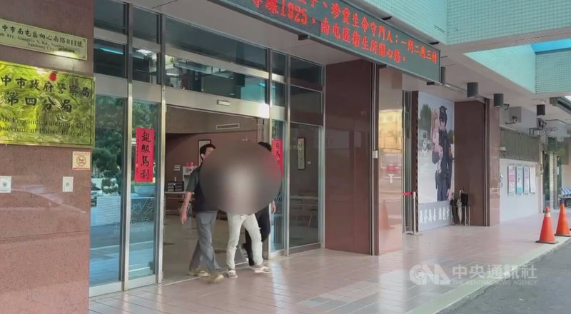 近日網傳多段於台中市區，有一輛小客車以危險方式駕駛，引發網路討論，案經警方調閱監視器畫面蒐證後，30日循線將涉案何姓男子（左2）逮捕送辦。（翻攝照片）中央社記者蘇木春傳真　115年5月31日