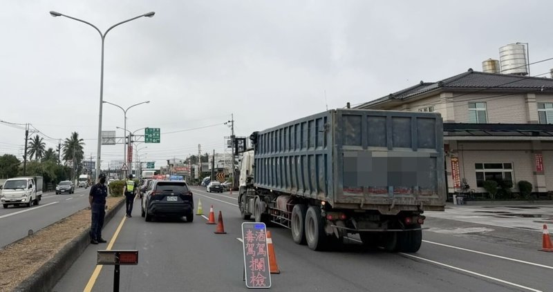 屏東縣警察局里港分局防堵毒駕，30日於大型車主要行駛幹道執行高強度路檢勤務，守護鄉親用路安全。（里港分局提供）中央社記者李卉婷傳真　115年5月31日