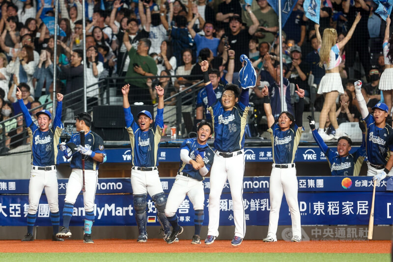 中職富邦悍將隊29日例行賽交手中信兄弟隊，悍將隊林書逸7局敲出關鍵三壘安打、打破平手僵局，休息區隊友興奮慶祝，終場悍將順利以4比2獲勝。（中央社檔案照片）