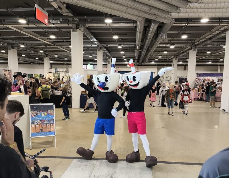 不同的角色,不同的心情。Phil和他的弟弟裝扮成Mugman(左) und Cuphead(右)在現場走動,十分討喜。(Phil提供)中央社記者郭芳君傳真 115年5月31日