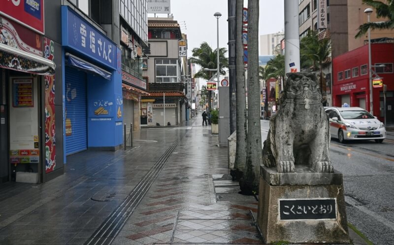 颱風薔蜜1日侵襲日本沖繩，那霸國際通周邊人潮稀疏。（共同社）