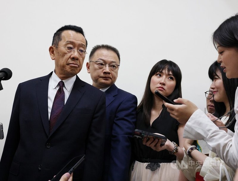立法院外交及國防委員會1日上午繼續審查115年度中央政府總預算案關於國防部主管收支公開及機密部分，國防部長顧立雄（左）應邀列席會議，並於會前受訪回應時事。中央社記者郭日曉攝　115年6月1日