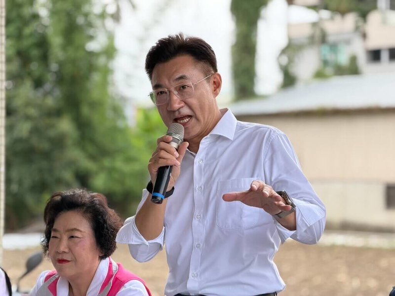 立法院副院長江啟臣（右）1日出席台中市大里區自來水管汰換說明會後，受訪談及中國國民黨主席鄭麗文訪美時說，鄭麗文到美國是對話，讓對岸、國際知道台灣社會民主多元聲音，傳遞一些台灣人民想法。（江啟臣服務處提供）中央社記者趙麗妍傳真　115年6月1日