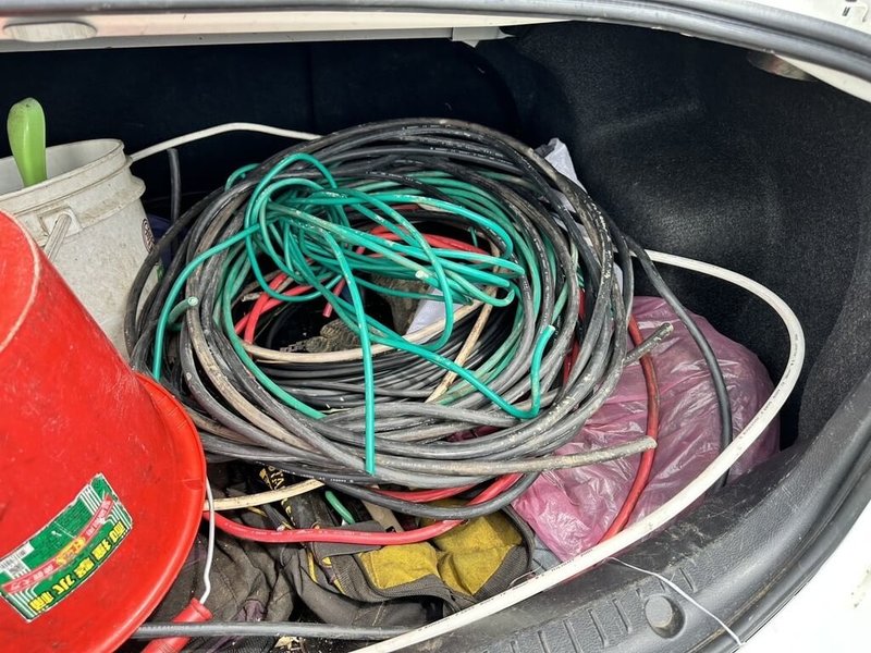 苗栗縣通霄鎮5月中旬接連發生電信公司基地台電纜線竊案,造成地區斷訊,警方組專案小組查緝,跨轄到新竹市拘提廖姓犯嫌到案,查獲部分纜線及工具。(警方提供)中央社記者管瑞平傳真 115年6月1日